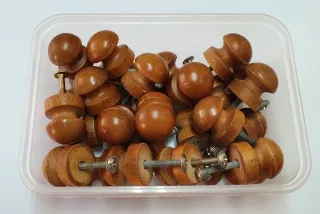 POMOS DE MADERA CON TORNILLO