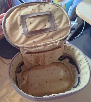 Neceser de viaje marca Gabol, beige y gris