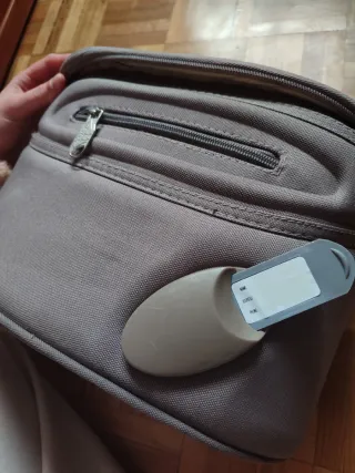 Neceser de viaje marca Gabol, beige y gris