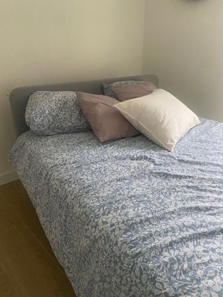 Cama doble azul y blanca