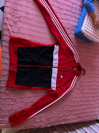 Chaqueta deportiva Adidas roja y negra