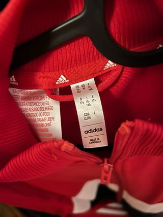 Chaqueta deportiva Adidas roja y negra