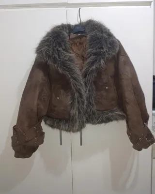 Abrigo marrón con pelo sintético