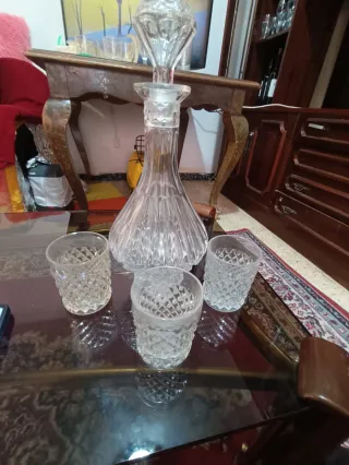 Licorera y 3 vasos de cristal tallado