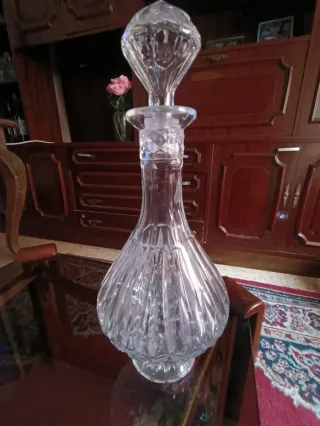 Licorera y 3 vasos de cristal tallado