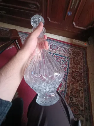 Licorera y 3 vasos de cristal tallado