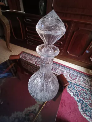 Licorera y 3 vasos de cristal tallado