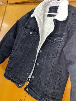 Chaqueta vaquera Bershka negra con borrego Talla M