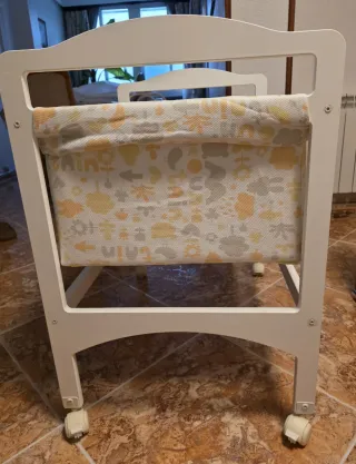 Minicuna blanca con estampado infantil