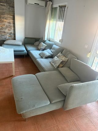 Sofá modular Ikes de tela verde agua.