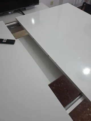 Mesa de salón blanca