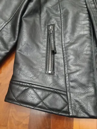 Cazadora efecto piel poliuretano