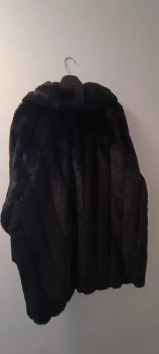 Abrigo pelo sintético negro talla 54