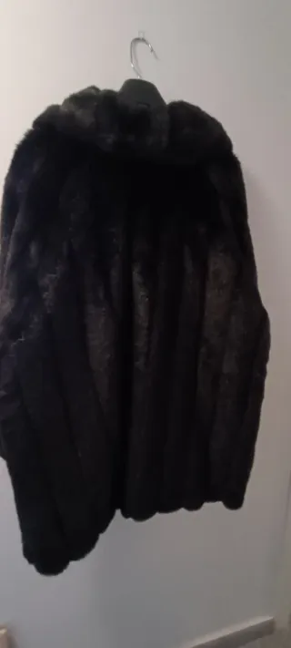 Abrigo pelo sintético negro talla 54