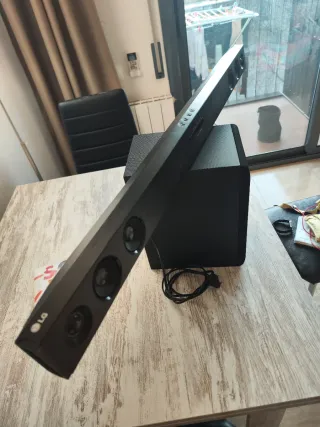 Barra de Sonido LG Negra con Subwoofer