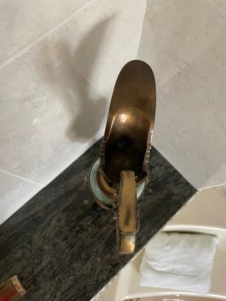 Jarrón antiguo metal y cerámica