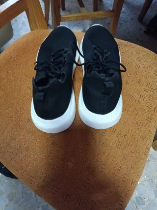 Zapatillas deportivas negras y blancas de Lefties