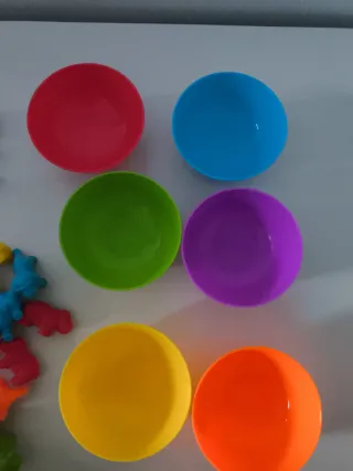Juego infantil de animales y cuencos