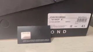 Zapatillas Unisex John Richmond Pvp 225 euros.