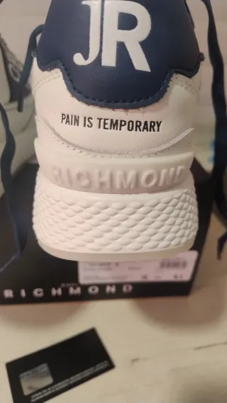 Zapatillas Unisex John Richmond Pvp 225 euros.