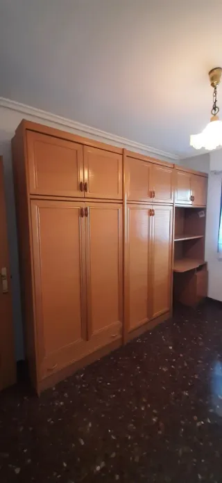 Armario grande de madera con cama