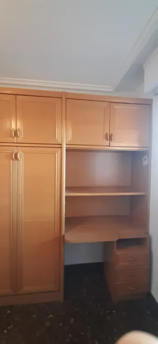 Armario grande de madera con cama