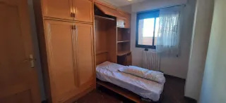 Armario grande de madera con cama