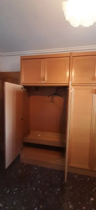 Armario grande de madera con cama