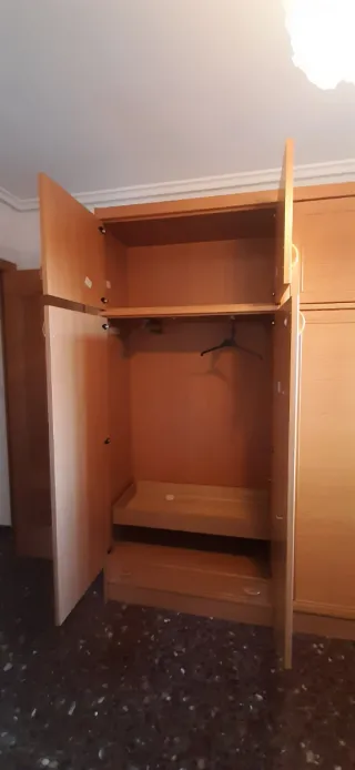 Armario grande de madera con cama