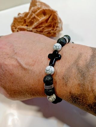 Pulsera Lava y Howlita Cruz Negra