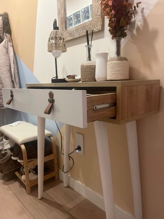 Mesa recibidor madera y blanco con cajón