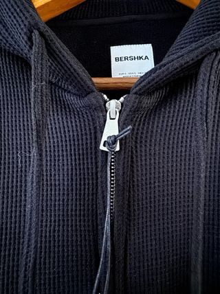 Sudadera Bershka negra con cremallera