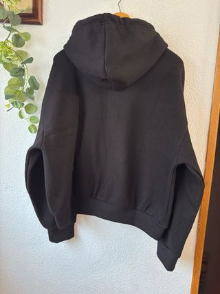 Sudadera Bershka negra con cremallera