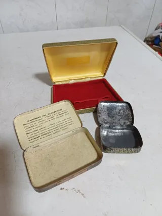 Tre vecchie scatole di latta