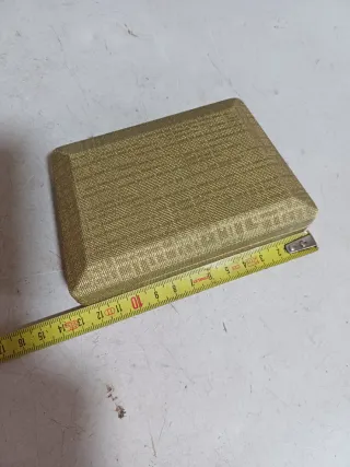 Tre vecchie scatole di latta