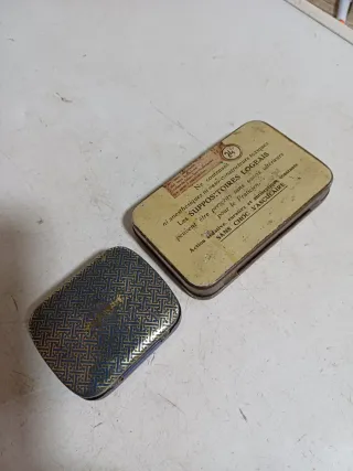 Tre vecchie scatole di latta