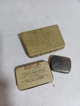 Tre vecchie scatole di latta