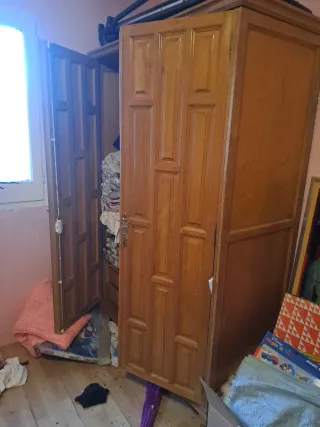 Armario de madera estilo clásico