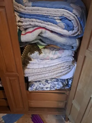 Armario de madera estilo clásico