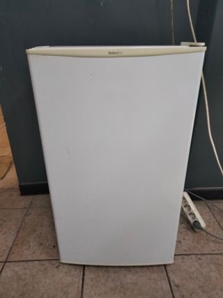 Nevera doméstica con congelador