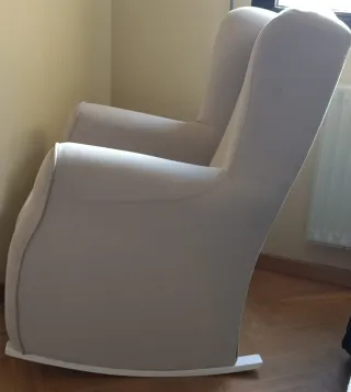 Mecedora de tela beige