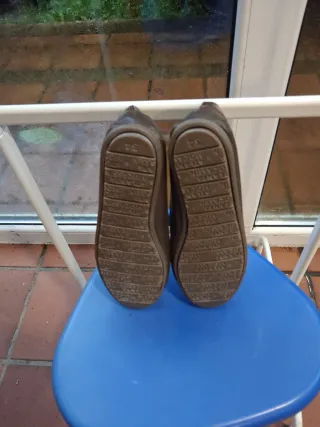 Botas de piel marrones para niño del número 34.