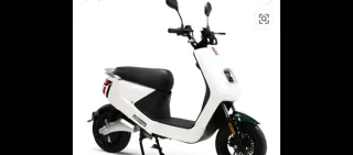 Scooter Eléctrico Blanco y Verde