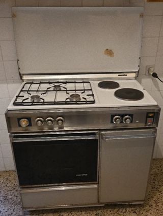 Cocina de gas y eléctrica plateada