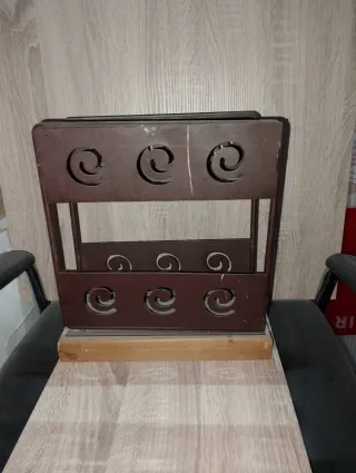 Revistero latón, hierro y madera