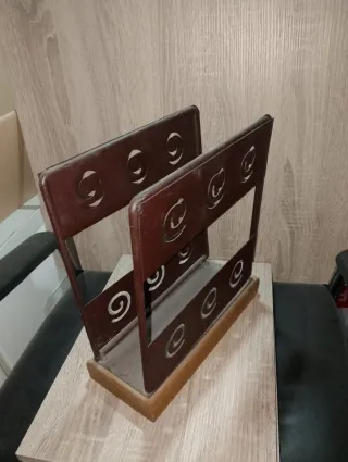 Revistero latón, hierro y madera