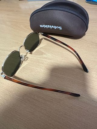 Gafas de sol doradas y negras