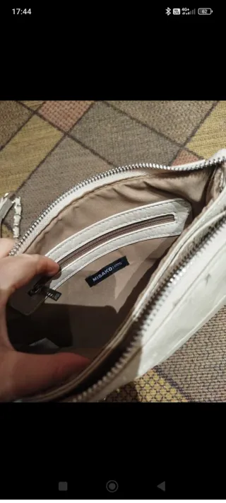 Bolso bandolera crema con cadena