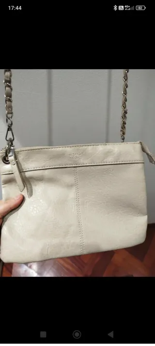Bolso bandolera crema con cadena