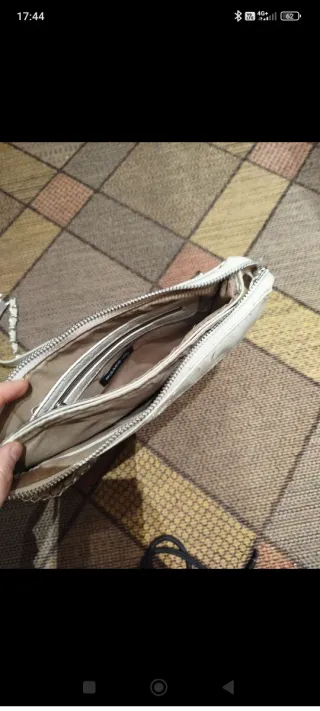 Bolso bandolera crema con cadena